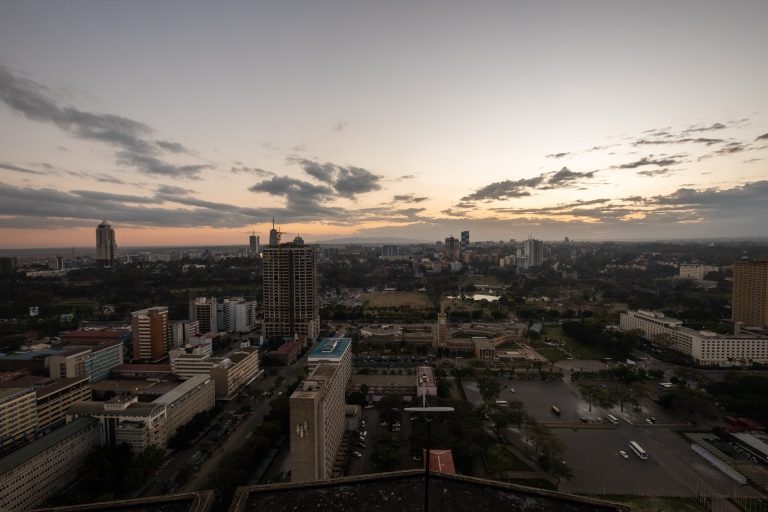 Nairobis centrum med höga kontorshus och grönområden sett från ovan i kvällsljus